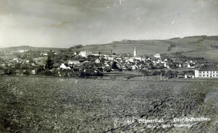 Stará černo-bílá fotografie obce Benešov nad Černou z dály. Na fotce je vidět i budova dnešního penzionu