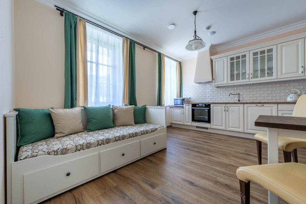 Široký záběr na kuchyň a pohovku v apartmánu Achát