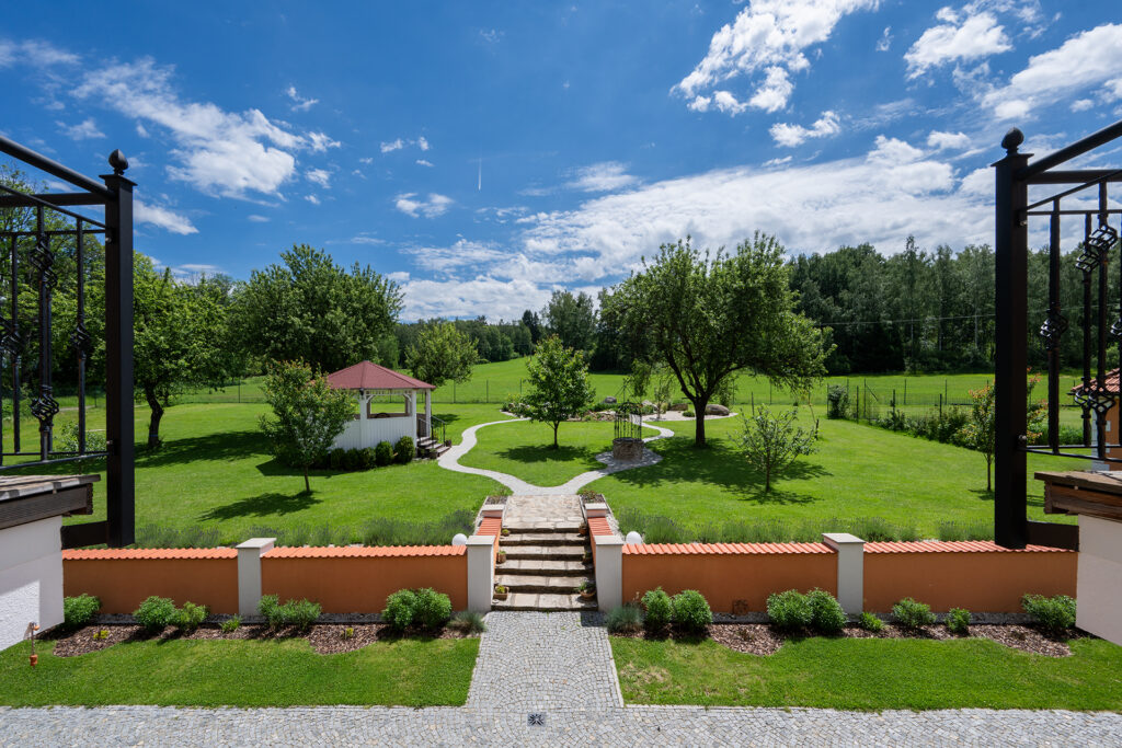 Pod Krásnou horou - pokoj Jantar pohled z balkónu do zahrady