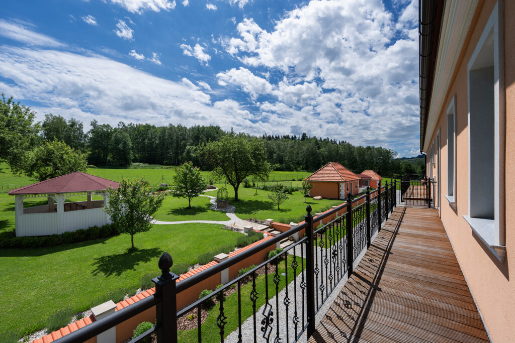Pohled z balkónu do zahrady