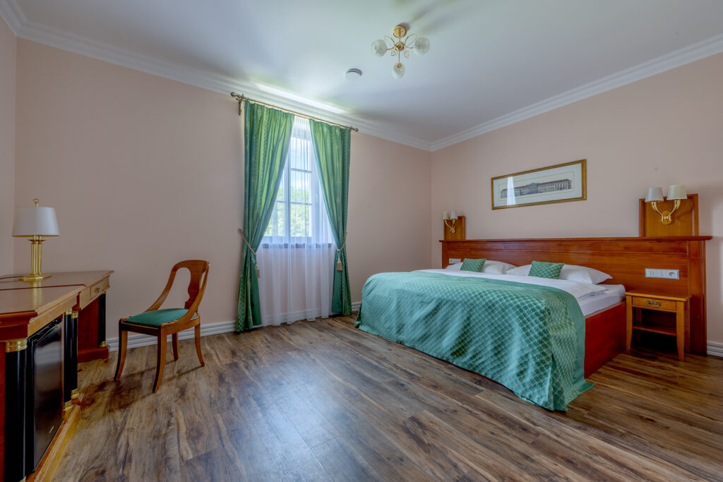 Pod Krásnou horou - pokoj Smaragd - záběr manželské postele a okna