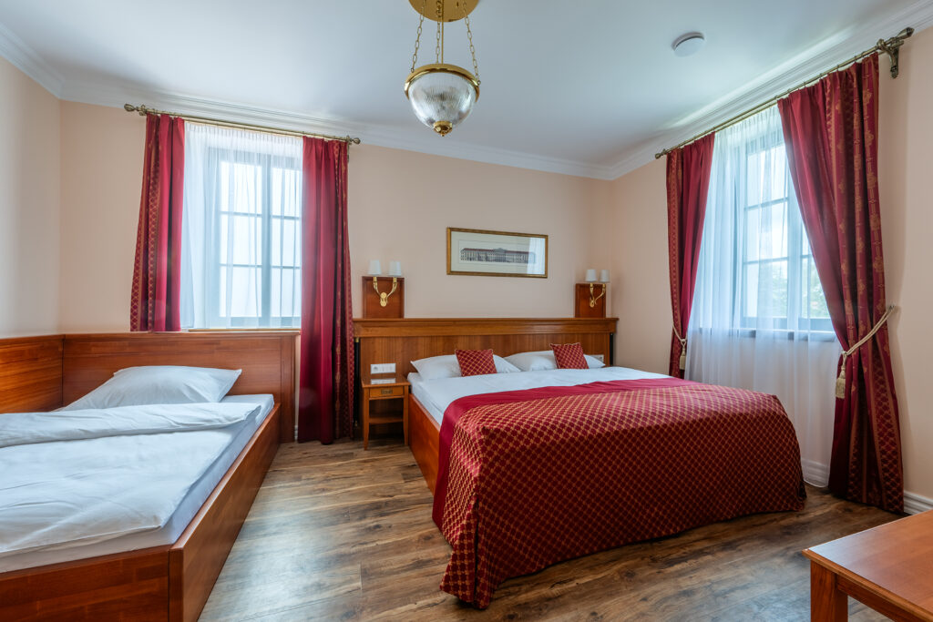 Pod Krásnou horou - pokoj Rubín fotografie velké manželské postele a jedné menší postele o šířce 140 cm