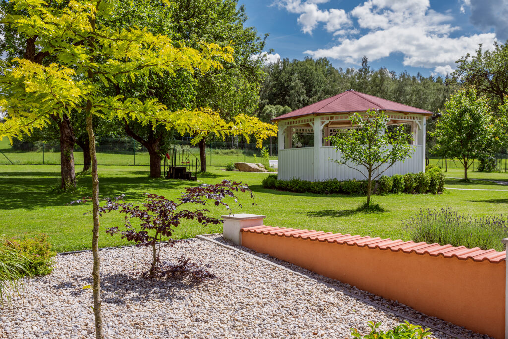 Altánek a odpočinková zóna v zahradě penzionu