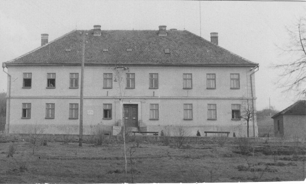 Stará černo-bílá fotografie penzionu