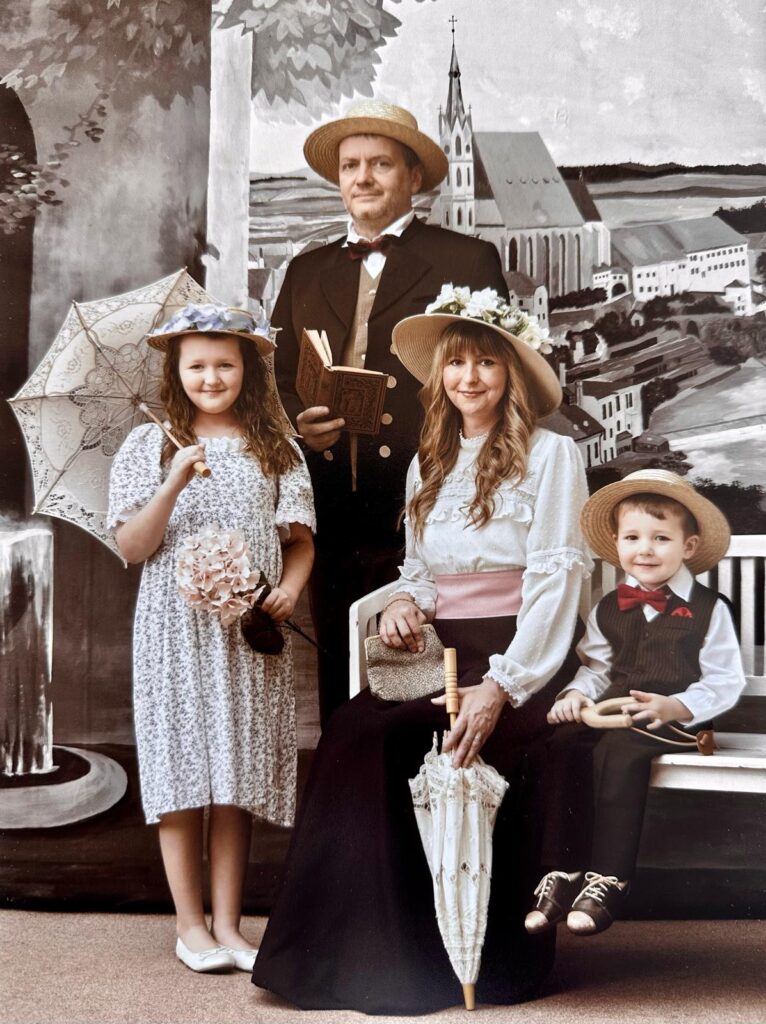 Majitelé penzionu Pod Krásnou horou na dobové fotografii - foceno v ateliéru